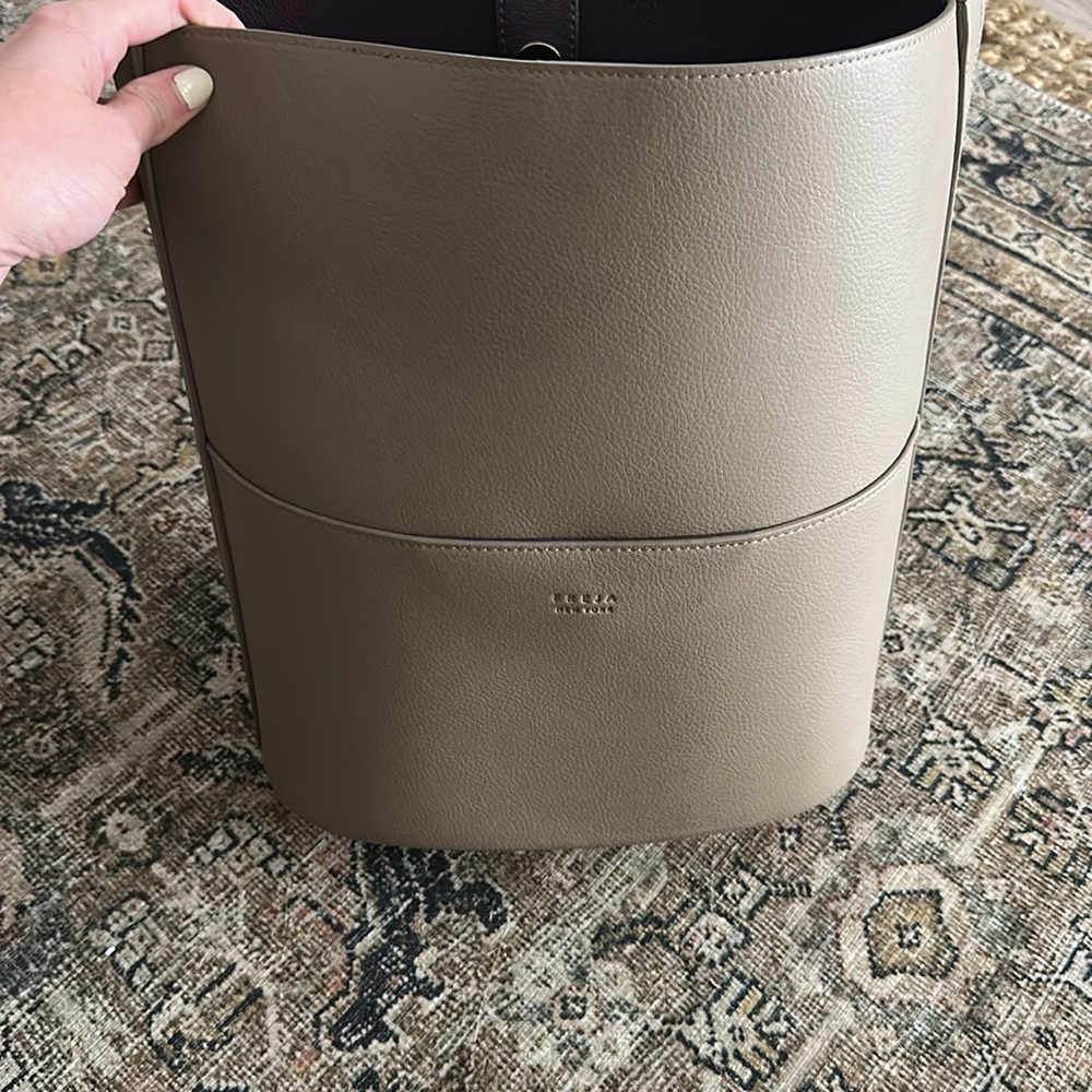 Freja New York Beige Leather Bucket Bag - Picture 3 of 4